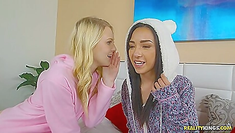 Maskec strikr attentionsn dom gibsoned with a dildo  accepts enticinges