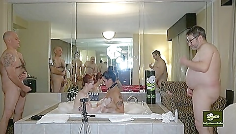 Milf gets her pussy eating and cum