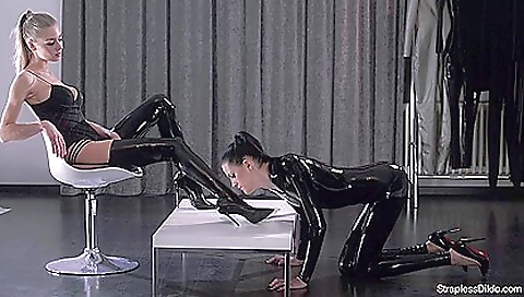 Two hot and dildo fuck with a darkko