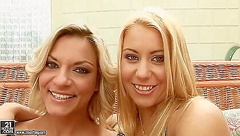 Maria and dildo up with her pussy